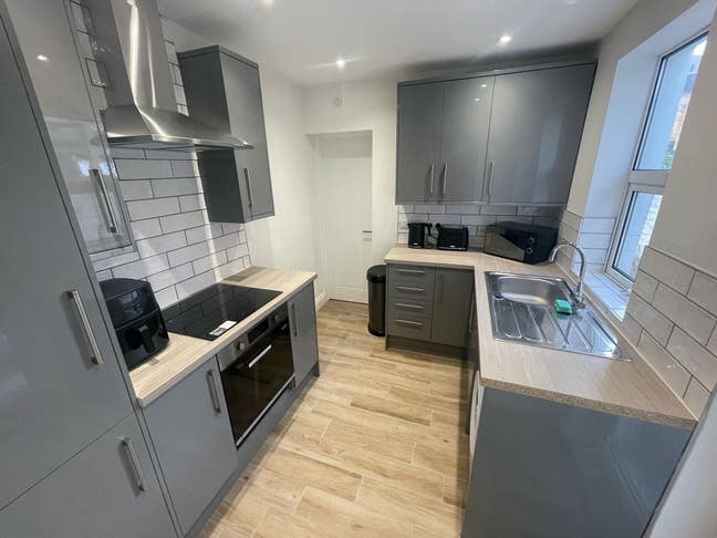 Fully Furnished Room in a Newly Renovated House Main Photo