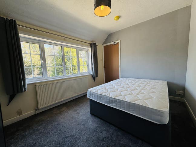 Double Rooms Available on Effingham Road Main Photo