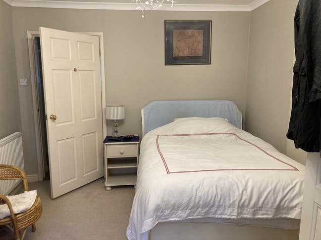 Large sunny room overlooking garden Main Photo