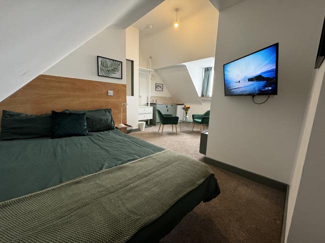 Fully furnished Double en-suit room  Main Photo