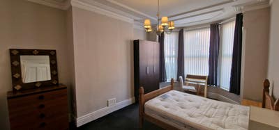 Large Double room in friendly female house-share Main Photo