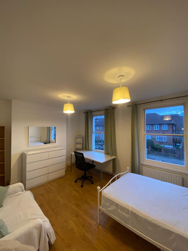 1 Beautiful Double Room available in house SE13 Main Photo