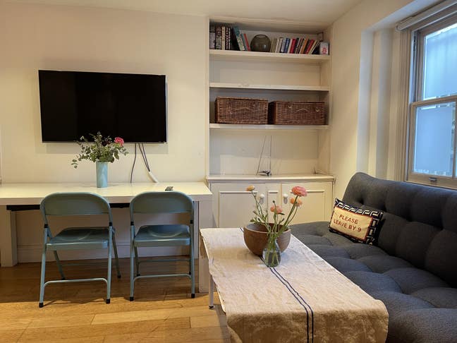 Studio en-suite bed / shower /living / kitchenette Main Photo