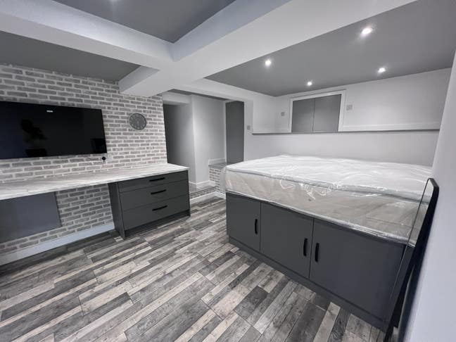 Basement room with en-suite Main Photo