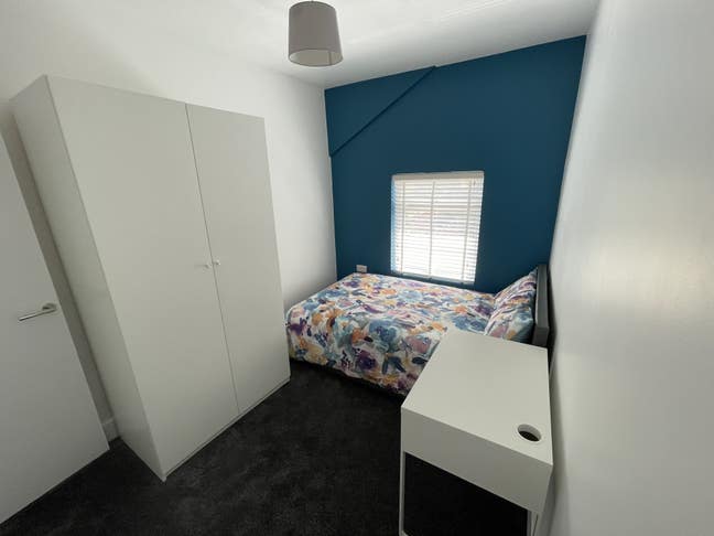 Beautiful en-suite room in house-share   Main Photo