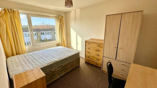 Looking for short-term tenants - Bills included Main Photo