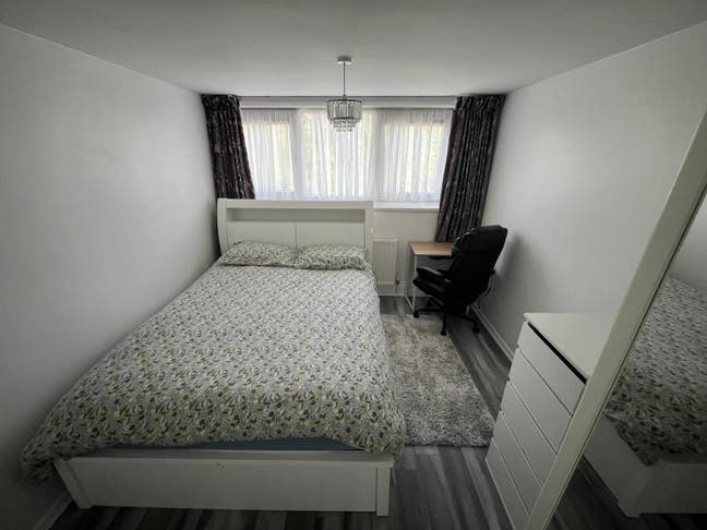 Spacious double room in a female household  Main Photo