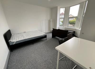 Low Deposit Available-Oldbury Luxury! Main Photo