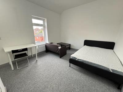 Low Deposit Available-Oldbury Luxury! Main Photo