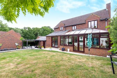 Room to Rent in Spacious 4-bedroom House  Main Photo