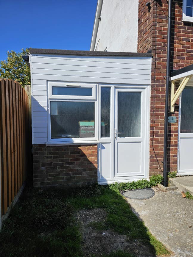  Small studio annex with separate entrance  Main Photo