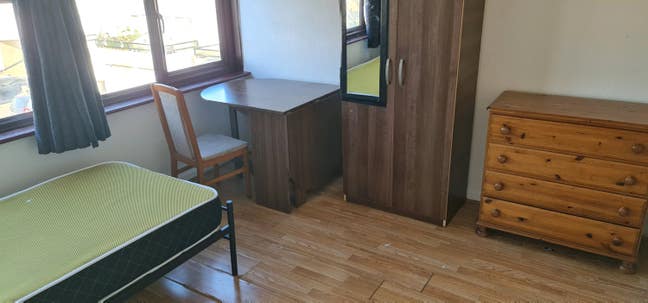 One Double Room in 4 Bed 3 Bathroom House Main Photo
