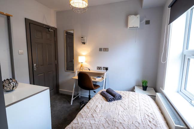 Single room close to center and college, parking Main Photo