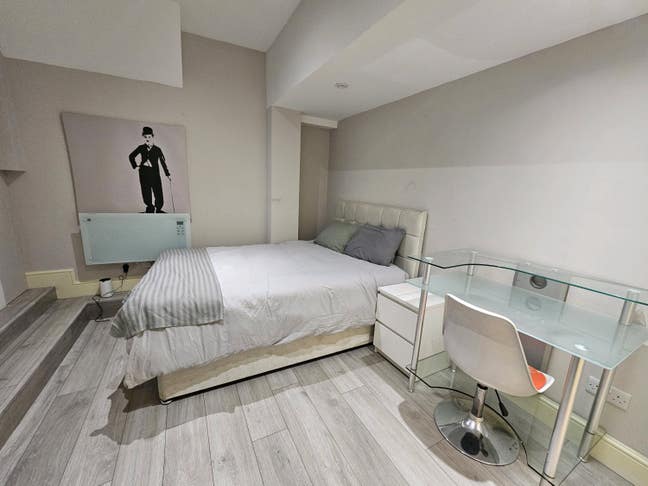 Clean and cosy en-suite room Main Photo