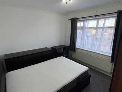 Room available in clean house Main Photo