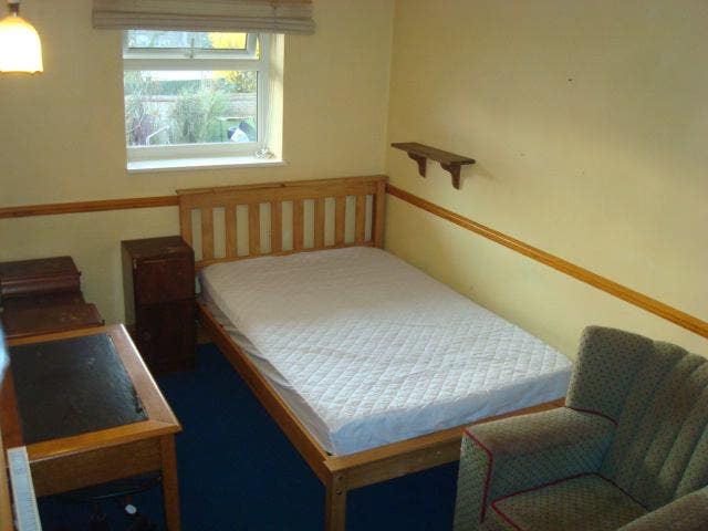 Full Furn Double Bdrm No-Smoking Share with 2 P Main Photo