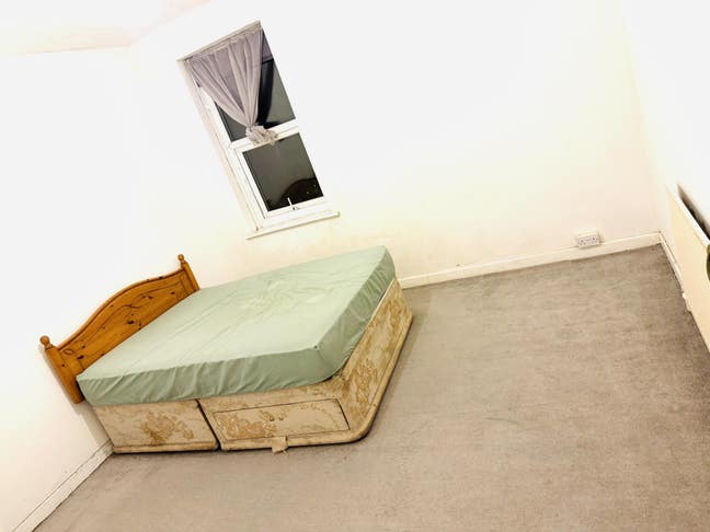 A double room available for rent. Main Photo