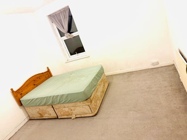 A  big double room available now .  Main Photo