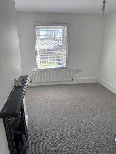 Lovely room to let in a 5 bedroom house Main Photo