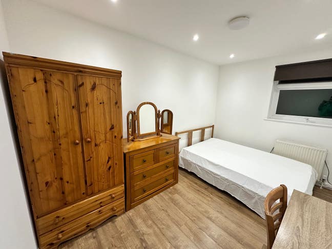 King size room available in a family home feltham Main Photo