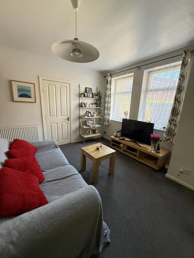 Cozy Single Room available in 2-Bedroom Apartment  Main Photo