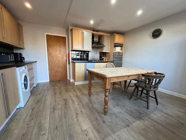Comfortable Rooms in Spacious House Main Photo