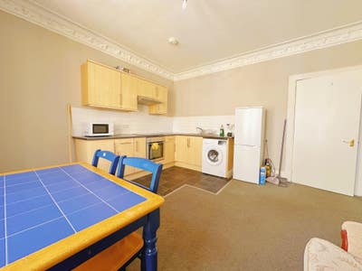 Spacious 3-bedroom top floor flat - city centre Main Photo