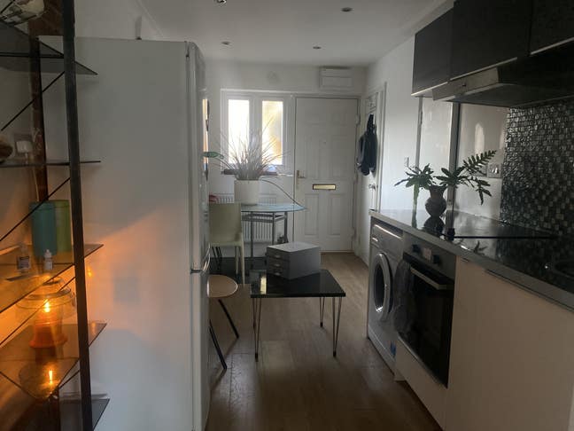 Self contained flat in a house for let Main Photo