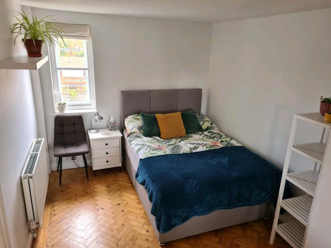 Spacious double room in Abingdon town centre Main Photo