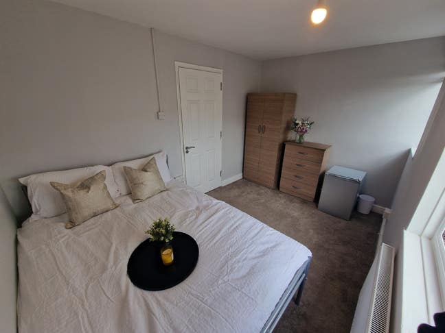 Good sized double room 5 mins walk to town centre Main Photo