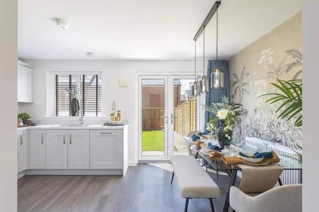 Bedroom available in new build home Main Photo