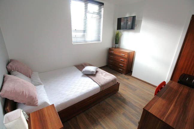 Gladsome spacious double bedroom @LN1 Main Photo