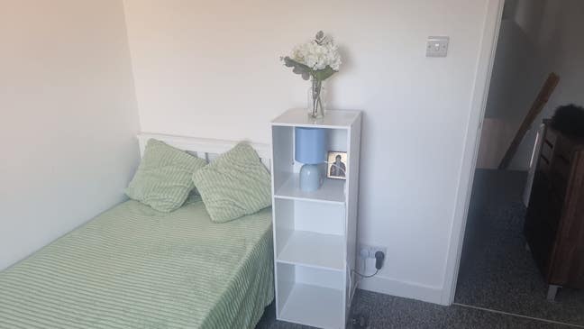 Single room in well presented house Main Photo