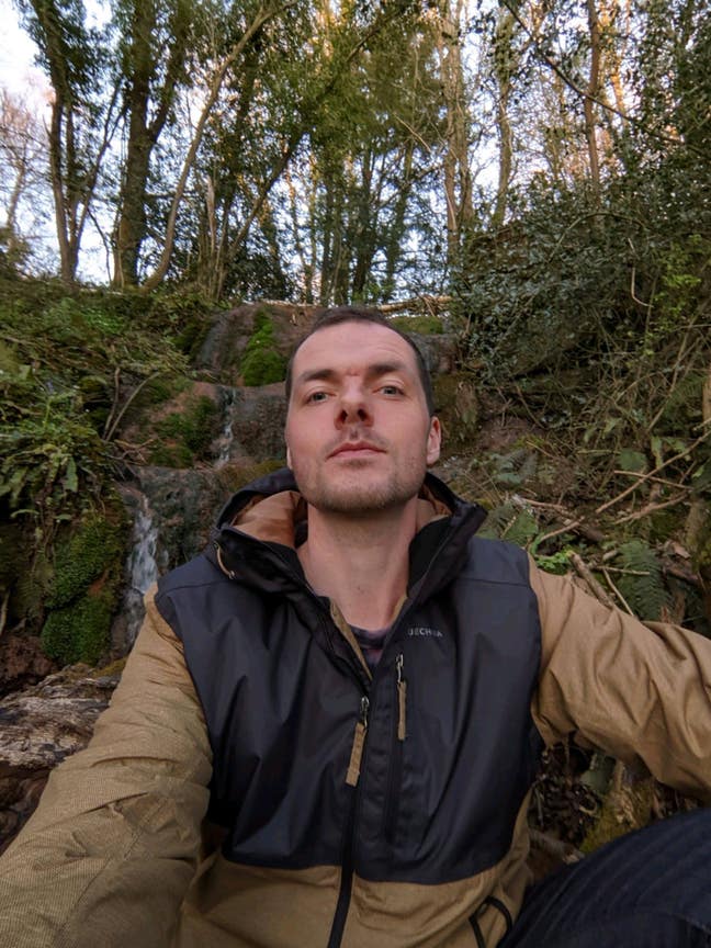 Professional Male with 2 dogs seeks double room Main Photo