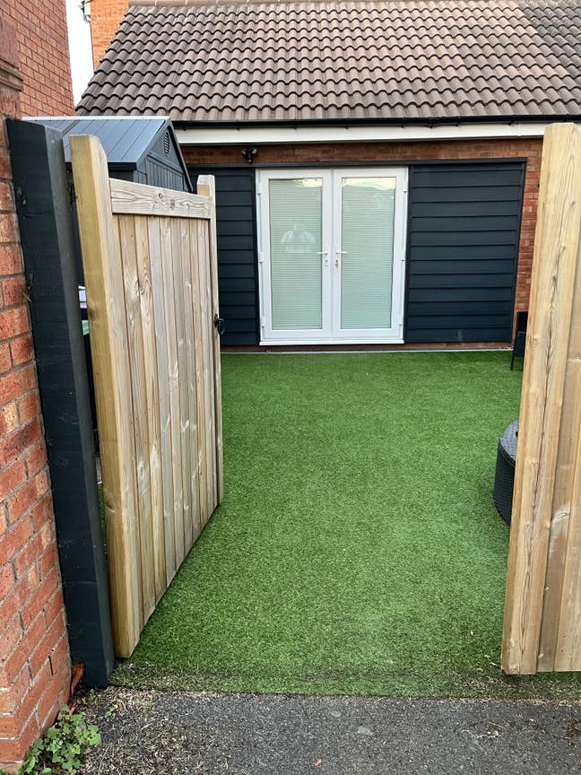 Self-Contained Bedsit Room – Converted Garage Main Photo