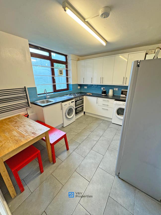 🛏️ 4 Large Double Room Available Main Photo