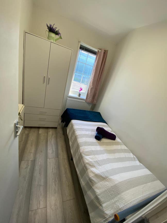 Single room in a spacious house Main Photo