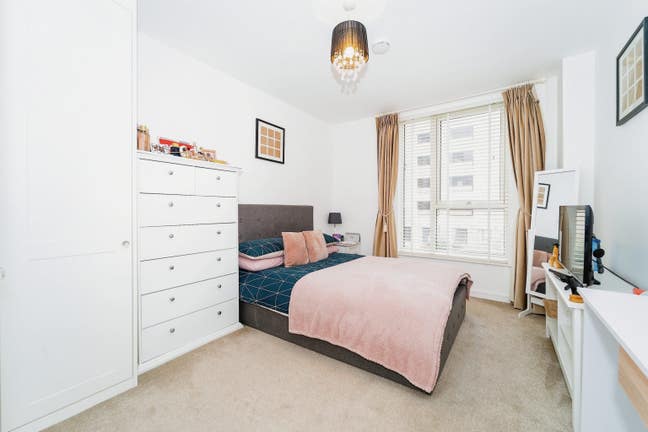 Large double room with private bathroom  Main Photo