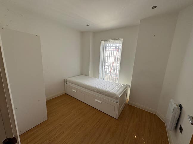 Medium sized bedroom for rent  Main Photo