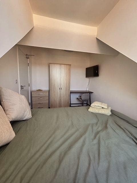 Brand new to the market - 5 rooms available  Main Photo