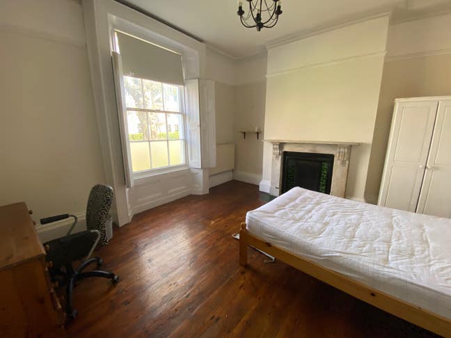 Professional person required for sociable house Main Photo