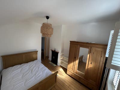 Large double room overlooking quiet garden Main Photo