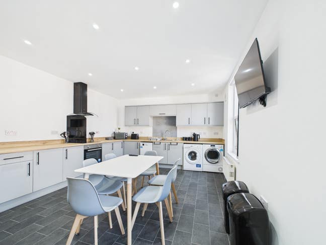 🏠**Free December Rent** 4 Rooms Ready Now 🏠 Main Photo