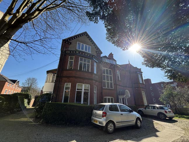Spacious 2 Bed Flat Headingley Leeds  Main Photo