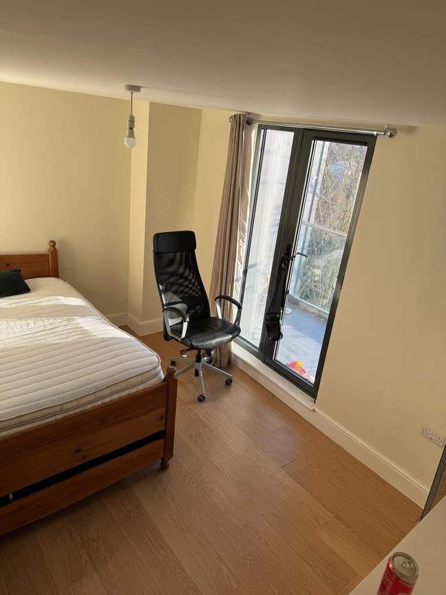 Room to share with a female student Main Photo