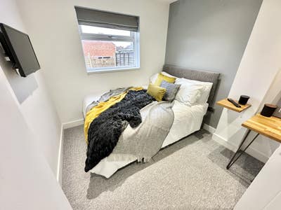 🔝 Double Bedroom with En-Suite - Outlet Village Main Photo