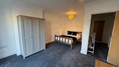 Double Room available in a Modern Town House Main Photo