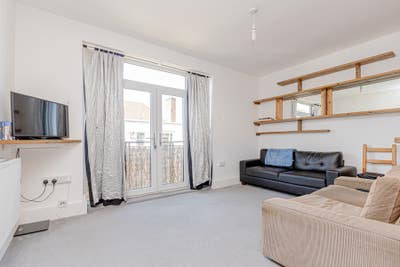 Spacious bright and airy 2 double bedroom flat  Main Photo