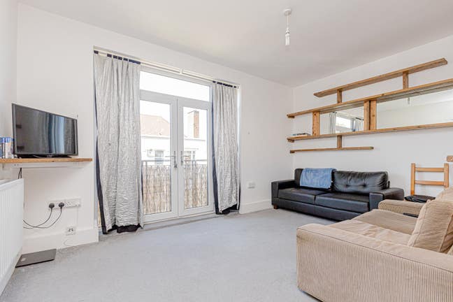 Spacious bright and airy 2 double bedroom flat  Main Photo