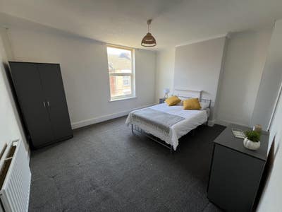 Fully Refurbished Large Double Rooms With Ensuite! Main Photo